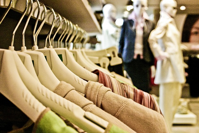 Datei:Shopping Kleidung Kleiderbügel Schaufensterpuppen.jpg
