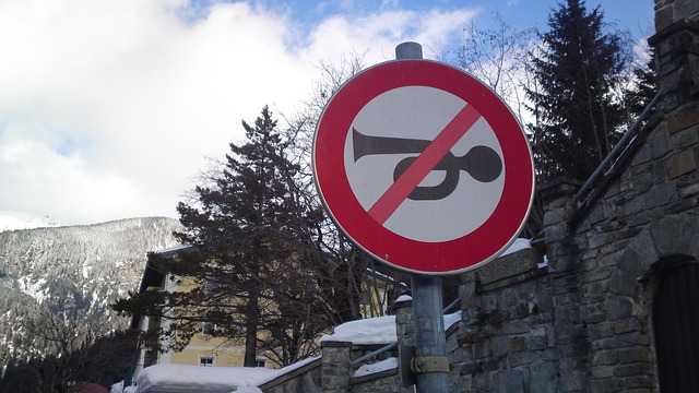 Datei:Hupe Verbot Schild verbieten Bad Gastein.jpg