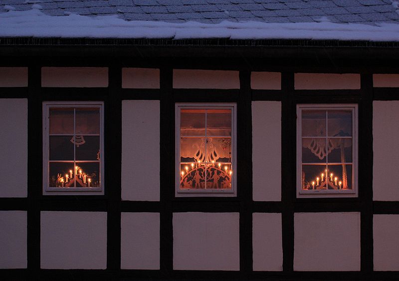 Datei:Schwibbogen Fenster-Erzgebirge-Licht.jpg