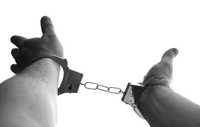 Datei:Handschellen Gefangener verbrechen Gesetz Polizei.jpg
