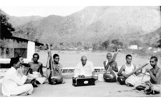 Datei:Swami Sivananda Ashram-Musiker.jpg