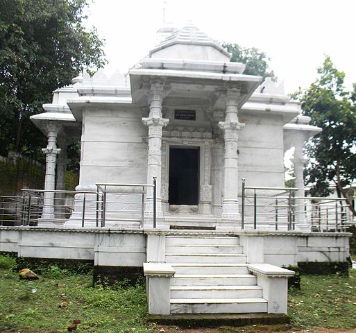 Datei:Shitalnath Tempel in Madhuban.jpg