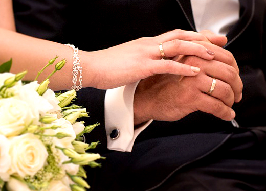 Datei:Hochzeit goldener Ring Ringfinger Hände.jpg