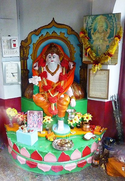 Datei:Vishwakarma Statue, Mandi.jpg
