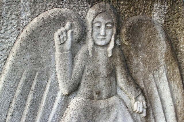 Datei:Engel Relief Stein Geste.jpg