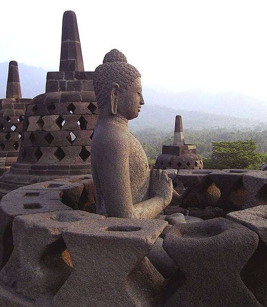 Datei:Buddha Statue in Borobudur.jpg
