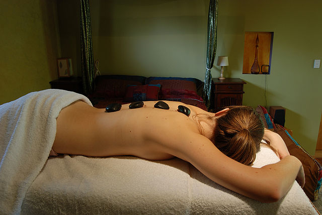 Datei:Hot Stone Massage.jpg