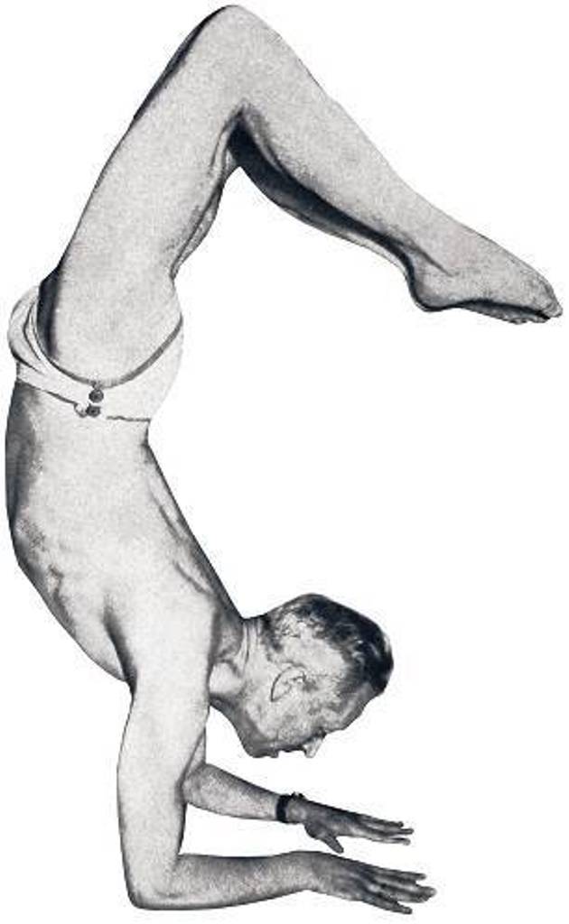 Boris Sacharow in der Yoga Asana Skorpion