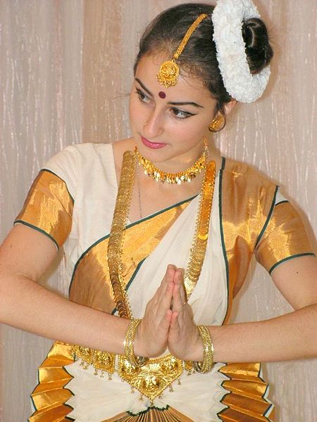 Datei:Indischer Tanz Sari Frau Namaste.jpg