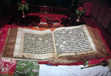 Datei:Sri Guru Granth Sahib.jpg