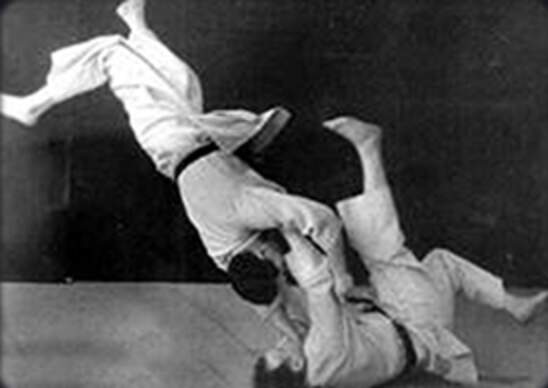 Datei:Moshe Feldenkrais beim Judo.jpg