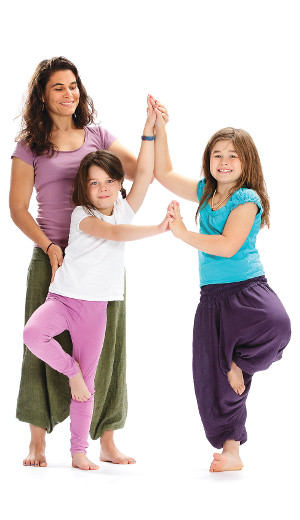 Datei:Kinder.Yoga.Partneruebung.Baum.Lehrer.jpg
