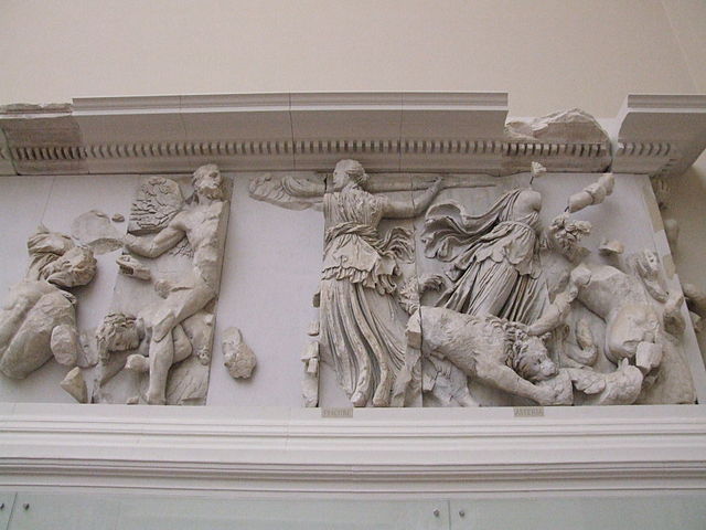 Datei:Pergamonmuseum - Antikensammlung - Pergamonaltar 27.JPG