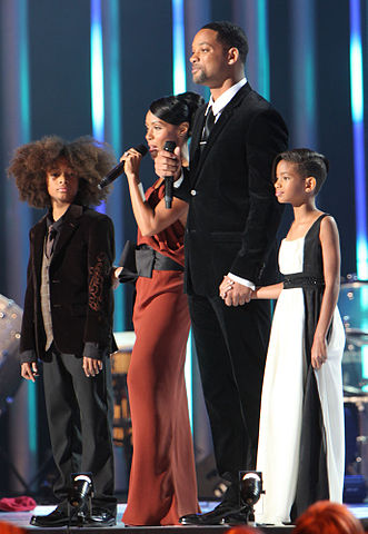 Datei:Friedensnobelpreis Konzert 2009 Will Smith und Jada Pinkett Smith mit Kindern.jpg