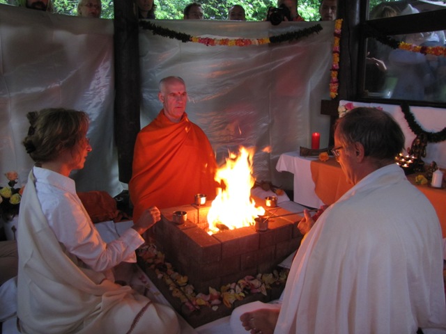 Sannyas-Weihe von Swami Nirgunananda im Juli 2011