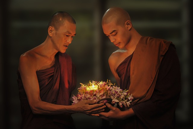 Datei:Theravada Buddhismus Mönche Licht.jpg