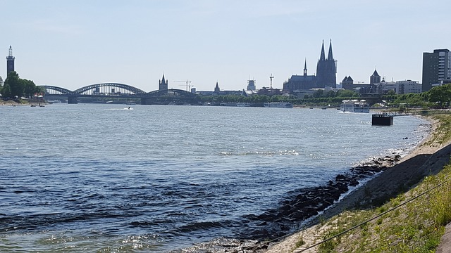 Blick über den Rhein zur Kölner Innenstadt.
