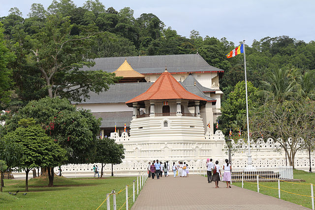 Datei:Temple of the Tooth, Kandy.jpg