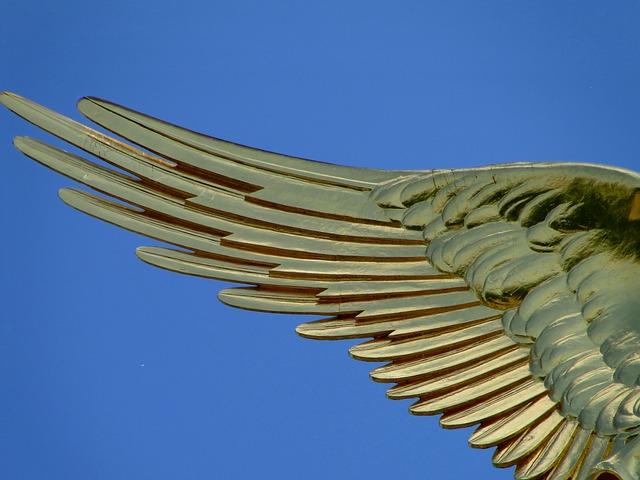 Datei:Engel Flügel Statue Gold Berlin.jpg