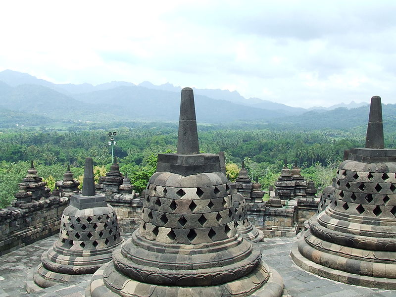 Datei:Stupas in Borobudur.JPG