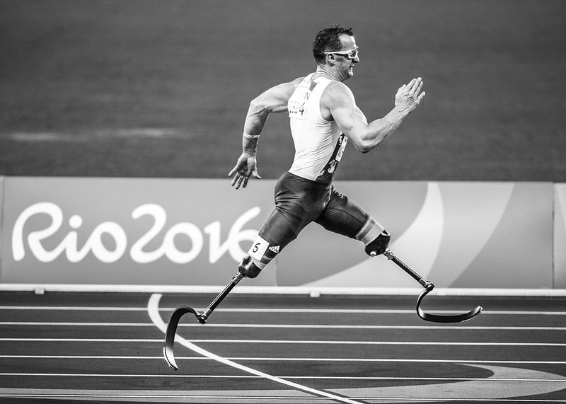 Datei:Action Laufen Amputiert ohne Beine Paralympics Prothese.jpg