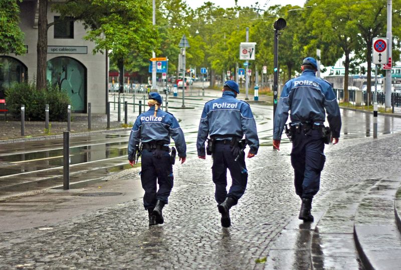 Datei:Polizisten Polizei Stadt.jpg