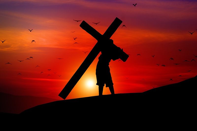 Datei:Jesus Kreuz tragen anstrengend Anstrengung spiritueller Weg.jpg