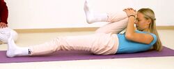 Bein-Verschluss - Yoga Pose Supta Pavanmuktasana 2 Stirn zum Knie.jpg