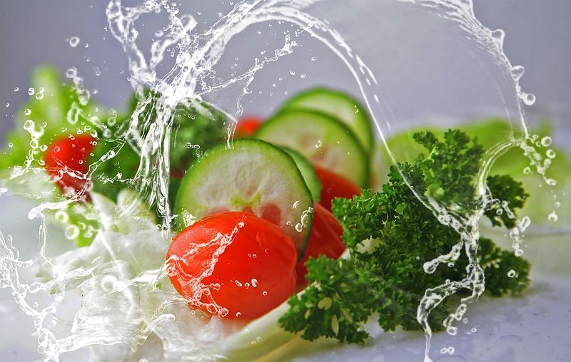 Datei:Salat Sattvig Prana Wasser.jpg
