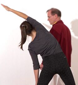 Rueckenmuskeln dehnen mit Yoga-Uebungen 5 Dreieck.jpg