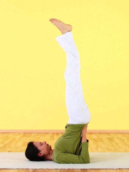 Datei:Sarvangasana Schulterstand Yoga Uebung.jpg