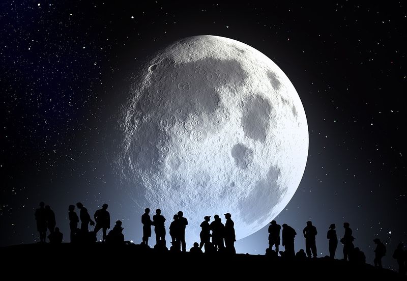 Datei:Mond Menschen Nacht.jpg