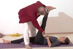 In den liegenden Spagat helfen - Yoga Vidya Bodywork 8.jpg