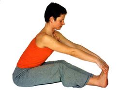 10b: Wadendehnung: Hinsetzen. Knie leicht beugen, Rücken gerade. Mit den Händen die Füße zu DIr hin ziehen, sodass die Waden gedehnt werden. Da die Waden über Muskelketten mit dem Nacken verbunden sind, führt eine Wadendehnung oft zur Entspannung des Nackens. Variationen: Einbeinige Vorbeuge oder Ausfallschritt zur Dehnung der Waden.
