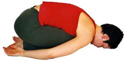 Stellung des Kindes: Kniend nach vorne beugen. Rücken entspannen. 30-60 Sekunden. Ellenbogen und Schultern ganz entspannen.