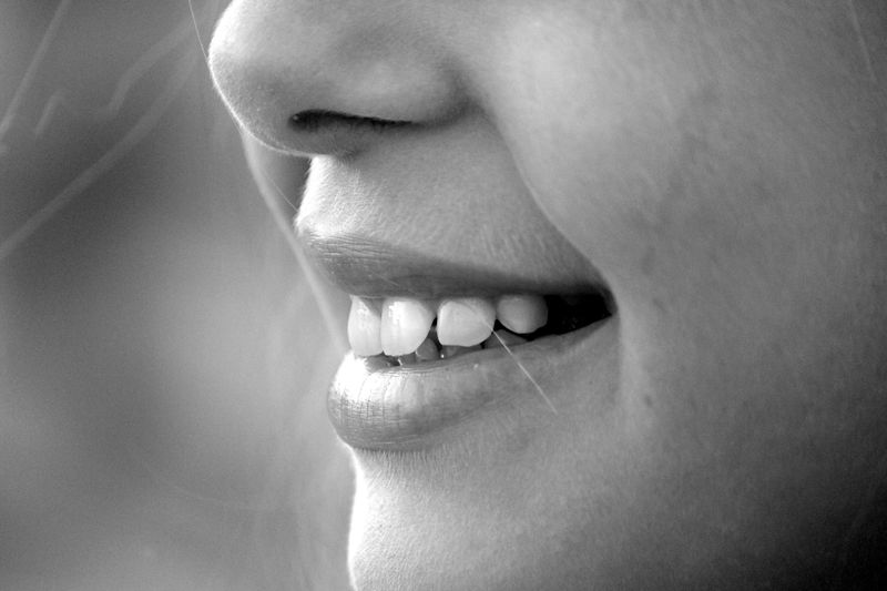 Datei:Nase-Lächeln-Zahn.jpg