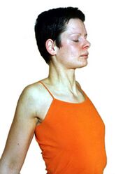 11. Stärkungsübung: Im Stehen die Schulterblätter kräftig nach hinten und unten ziehen. 5-10 Sekunden lang halten. 1-2 Mal wiederholen.