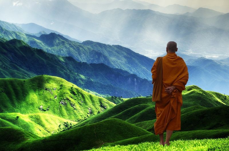 Datei:Buddhist.wandern.mönch.swami.natur.meditation.berge.wiese.heilig.holy.naturspiritualität.jpg