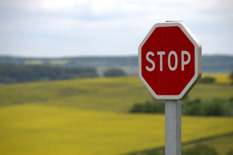 Datei:Stop Stopschild Landschaft.jpg