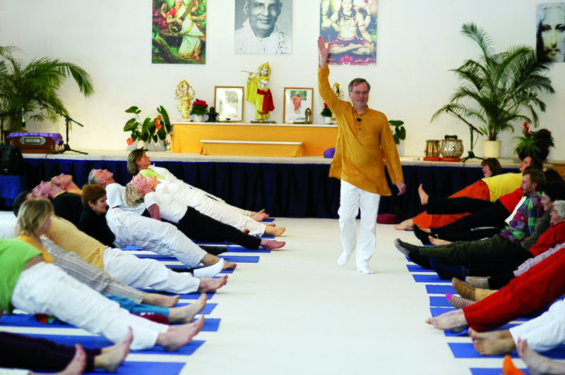 Datei:Sukadev Yogastunde Jesus Hatha Yoga.jpg