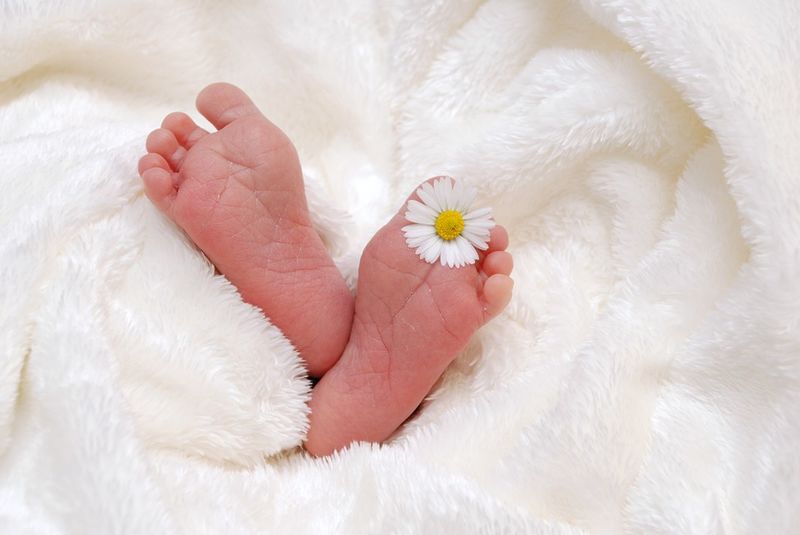 Datei:Baby Säugling Füsse weiße Decke.jpg