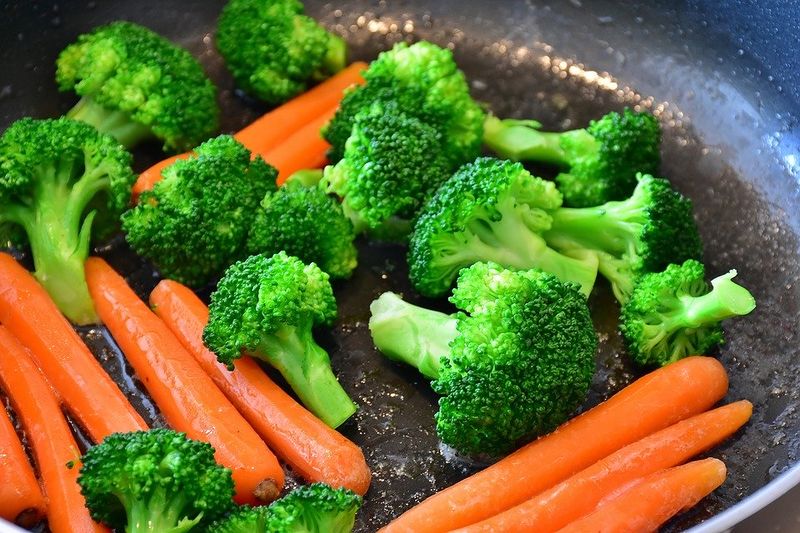 Datei:Gemüse gesund Möhren Brokkoli vegan Nahrung Ernährung Vitamine.jpg