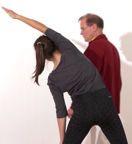 Datei:Rueckenmuskeln dehnen mit Yoga-Uebungen 5 Dreieck.png
