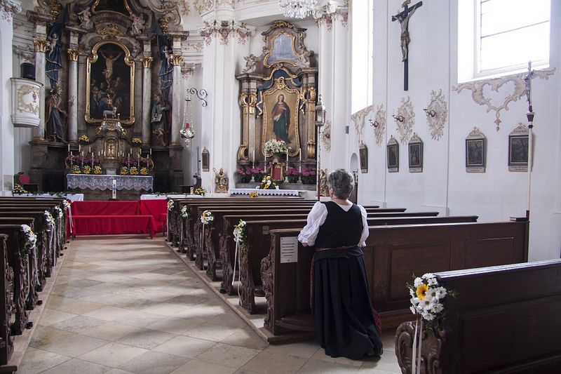 Datei:Kirche Dom Andacht beten Gebet Frau.jpg