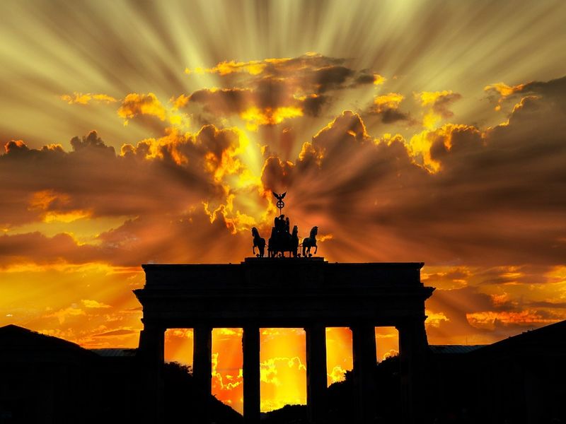 Datei:Sonnenaufgang Deutschland Brandenburger Tor Berlin.jpg