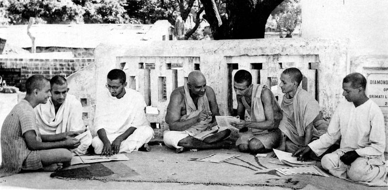 Datei:Swami Sivananda lehren Schüler Aspiranten.jpg