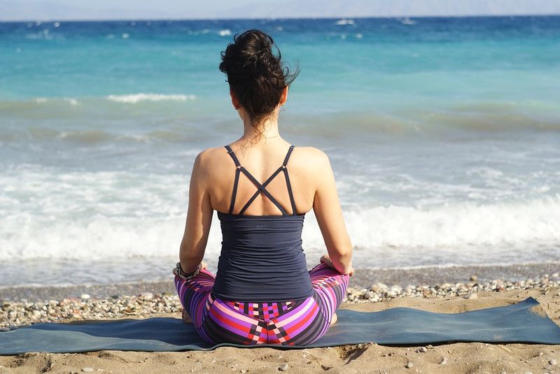 Datei:Meditation Entspannung Yoga Meer Stille Ruhe frische Luft .jpg