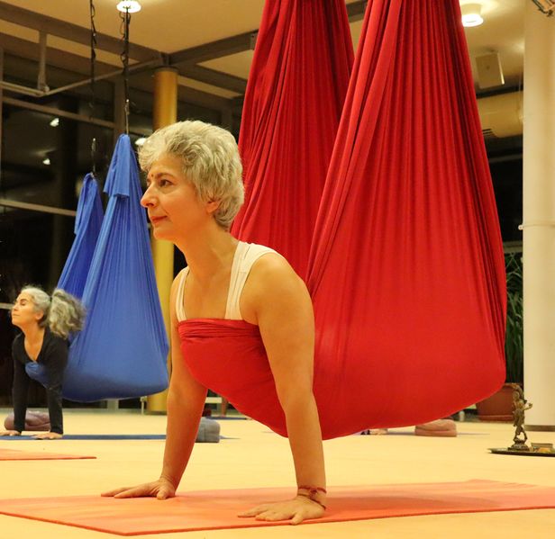Datei:Dana Aerial Yoga Yogatherapie.jpg