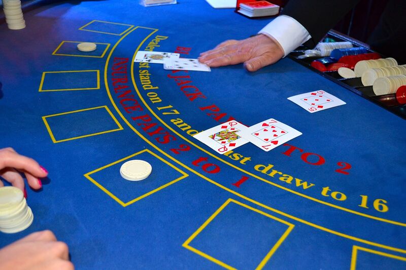 Datei:Glücksspiel Kasino Karten Wette Händler.jpg