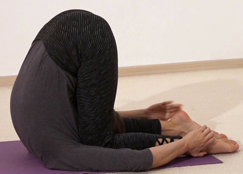 Datei:Rueckenmuskeln dehnen mit Yoga-Uebungen 2 Pflug.jpg